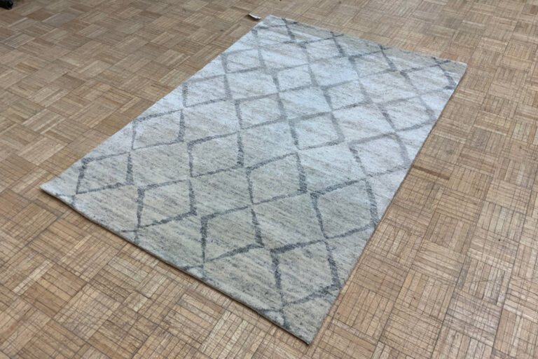 Read more about the article Diamond Pattern Rug